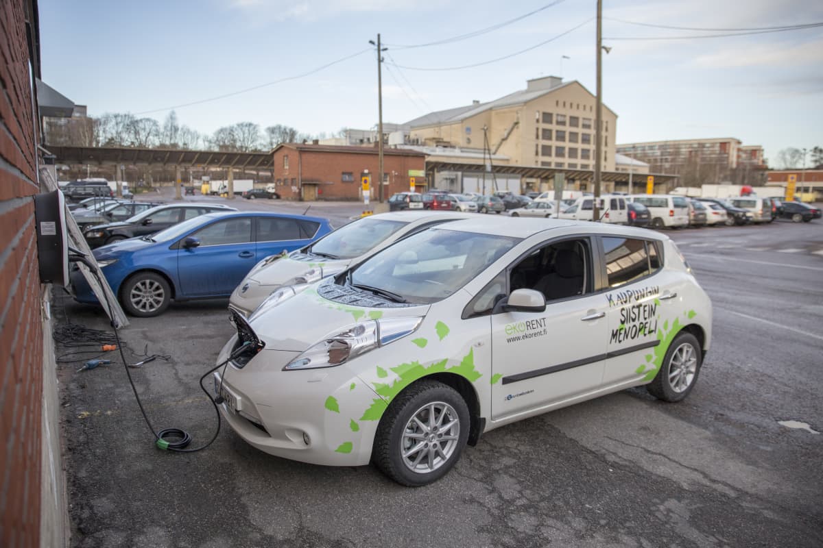 Kaksi EkoRent Oy:n sähköautoa Teurastamon parkkipaikalla.