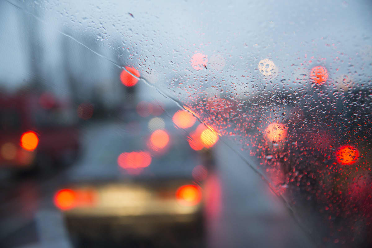 autojen jarruvaloja sateisessa kelissä