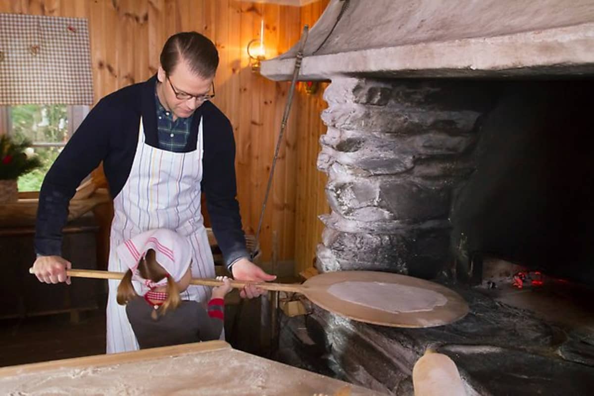 Prinssi Daniel ja prinsessa Estelle paistavat rieskan leivinuunissa.