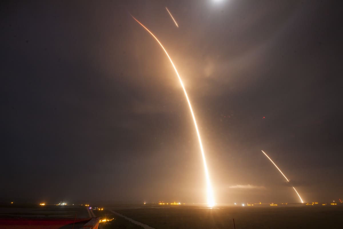 Yhdeksän minuuttia valotettu kuva näyttää SpaceX:n Falcon 9 -raketin laukaisun, paluun ja laskeutumisen Cape Canaveralin avaruusasemalla Floridassa.