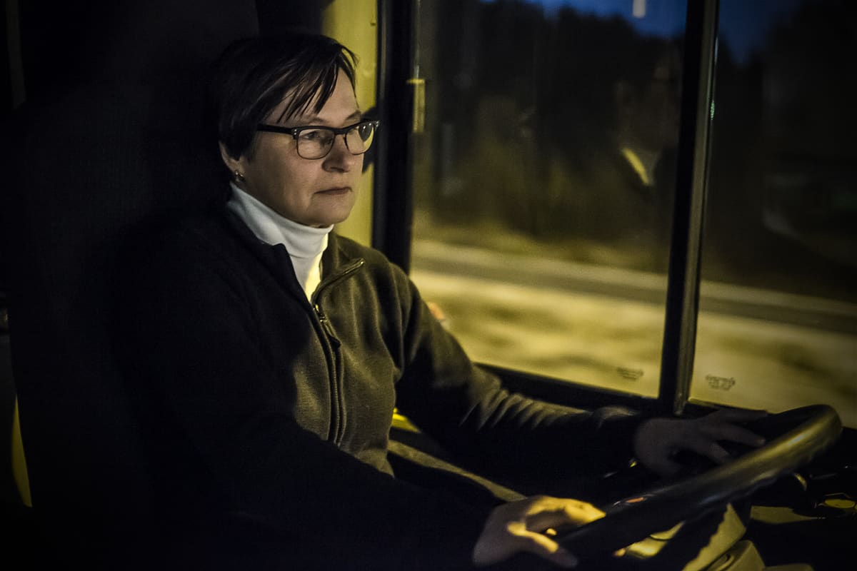 Anne Honkaharju ajaa linja-autoa.