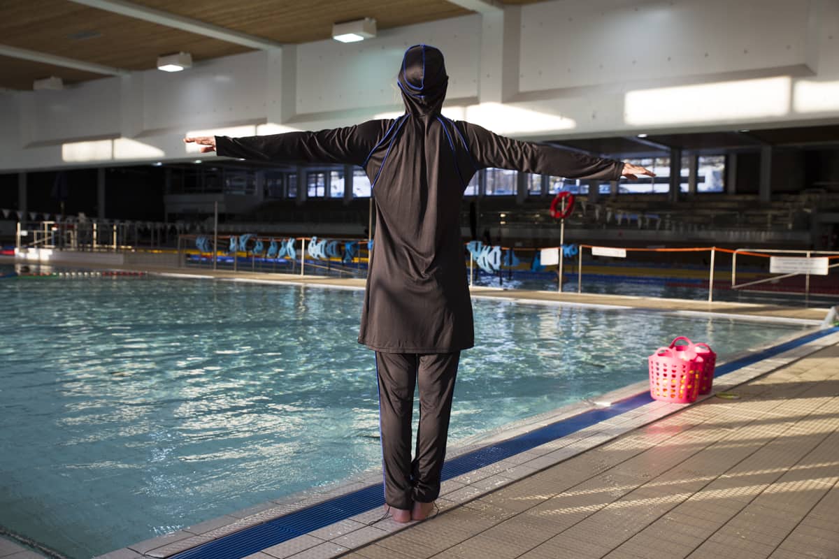 Musliminaisen uimapuku burkini