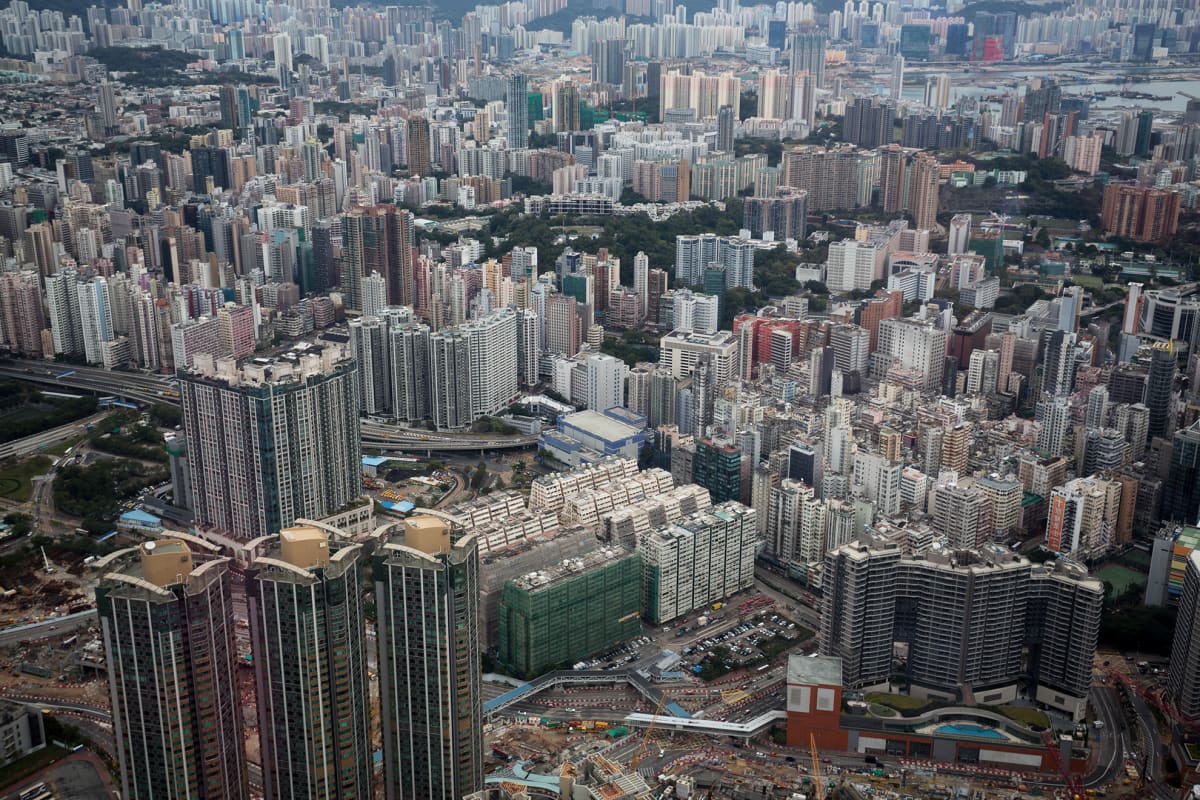 Näkymä tiheästi rakennettuun Hong Kongin kaupunkiin.