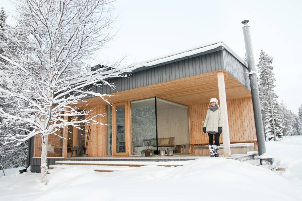 Talon emäntä lempipaikallaan, saunarakennuksen terassilla, josta avautuvat kauniit maisemat rauhalliselle Olkkajärvelle.