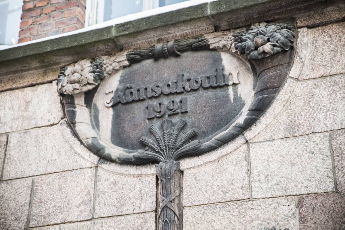 Snellmanin koulun seinän kansakoulu 1921 -kyltti
