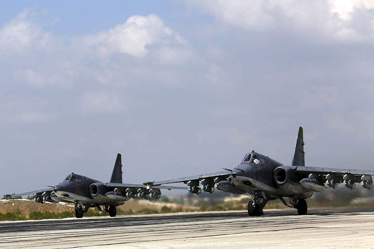 Venäläisiä Su-25 rynnäkkökoneita lähdössä pommituslennolle Hmeiminin tukikohdasta Syyriassa.