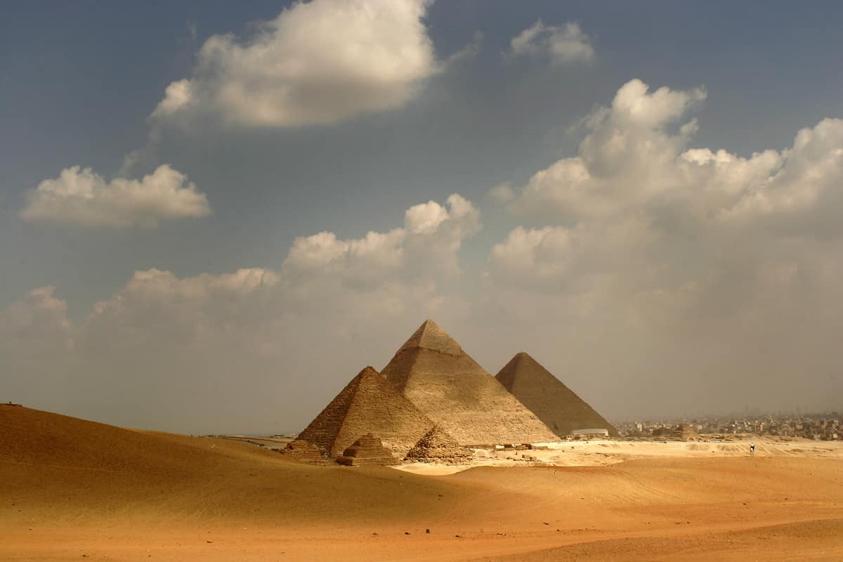 Näkymä Gizan pyramideista keskipäivän valossa.