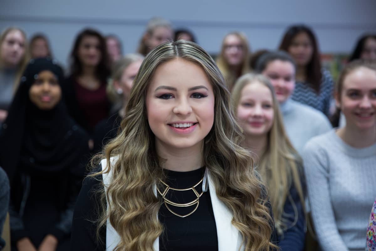 Estelle Maskame yläastelaisten kanssa