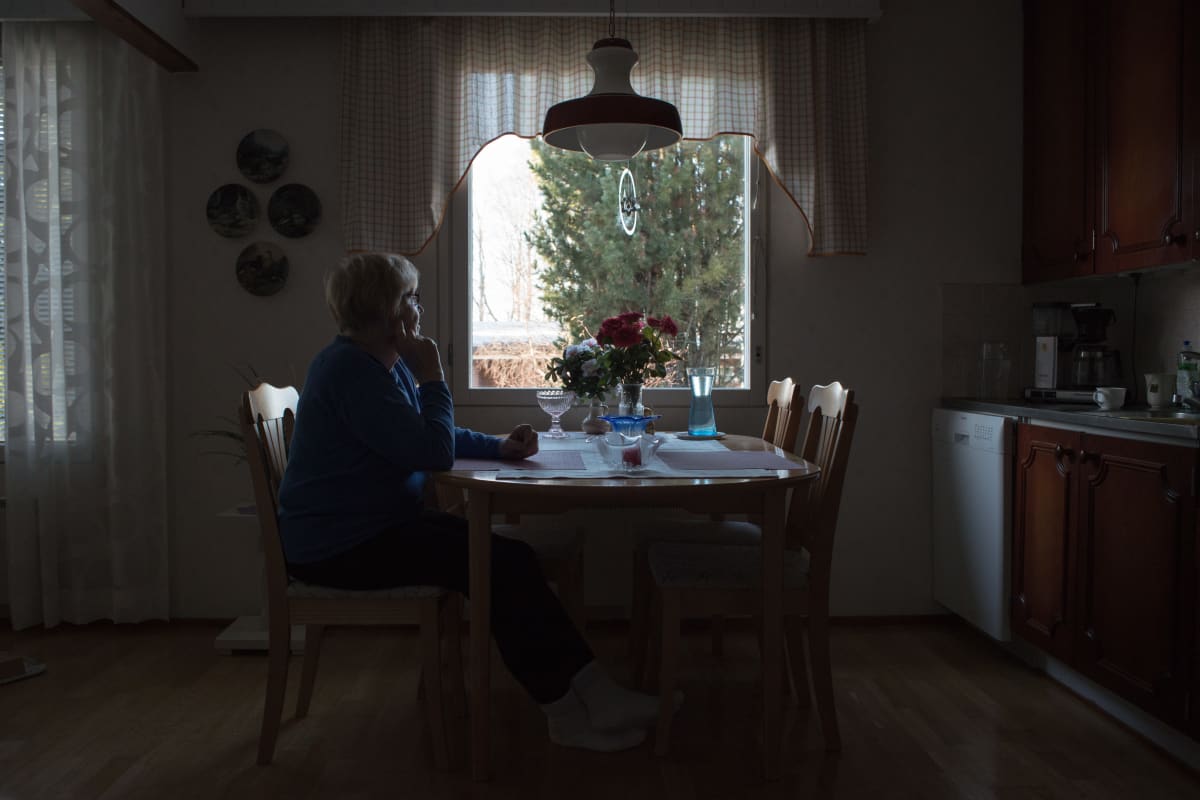 Eila Järvinen asuu lähellä vastaanottokeskusta, jonka salkoon nostettiin elokuussa natsilippu.