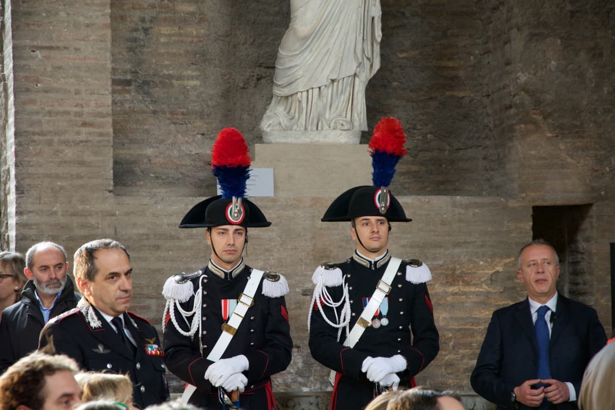 Italian carabinieri-erikoisjoukkojen sotilaita.