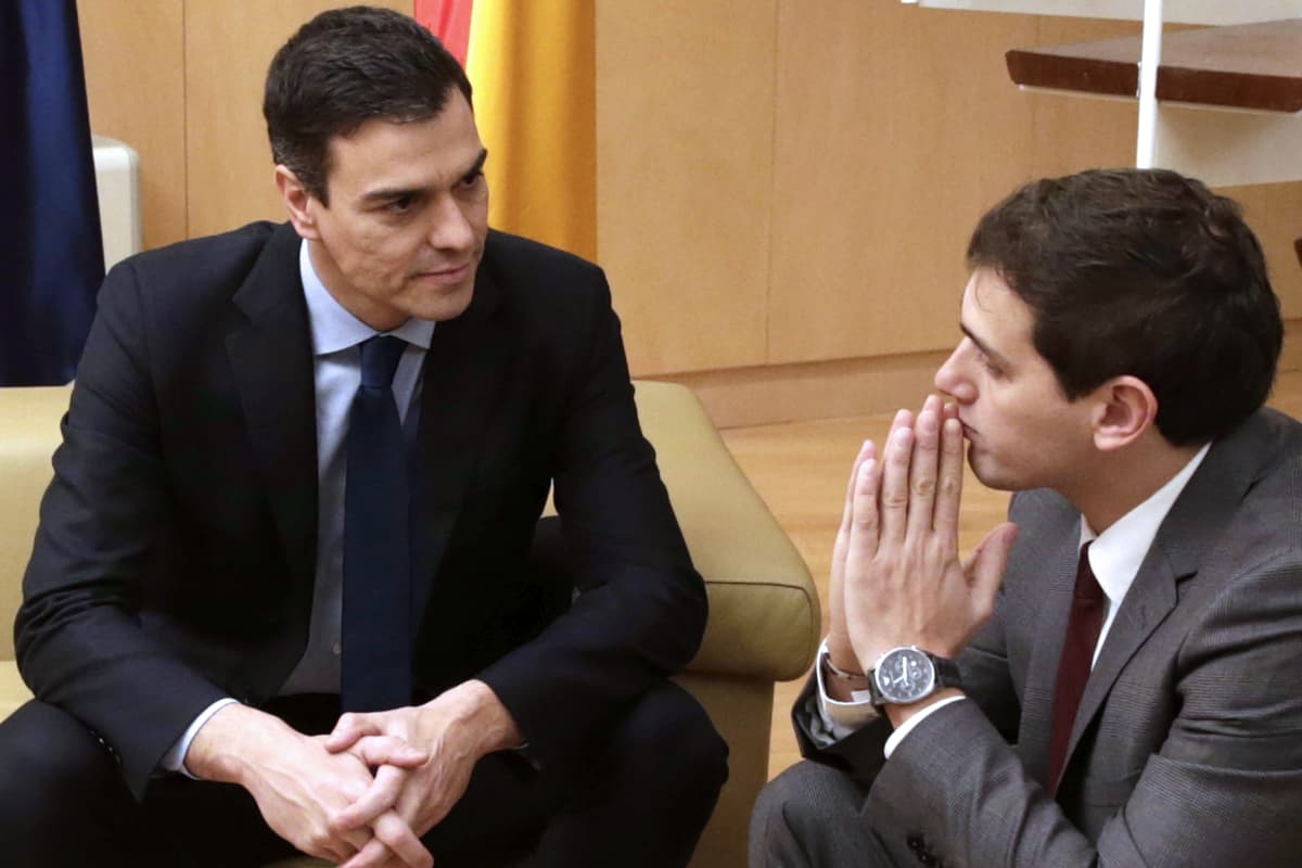 Sosialistipuolueen pääsihteeri Pedro Sánchez ja Ciudadanos-puolueen johtaja Albert Rivera
