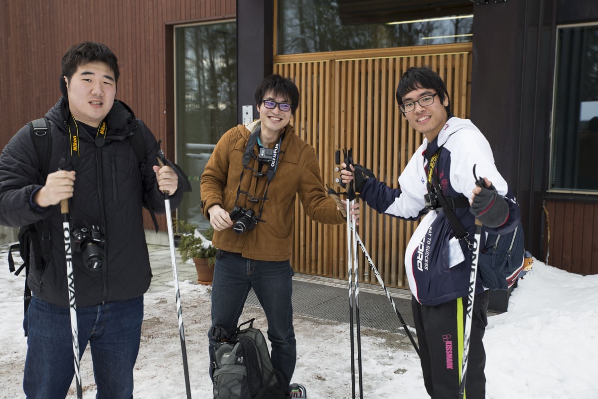 Japanista saapuneet turistit lähdössä lumikenkä retkelle Nuuksion kansallispuistoon.