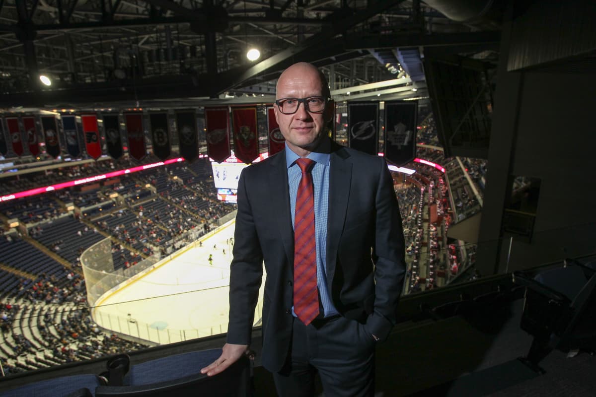 Jarmo Kekäläinen poseeraa Columbuksen kotiareenan lehterillä.