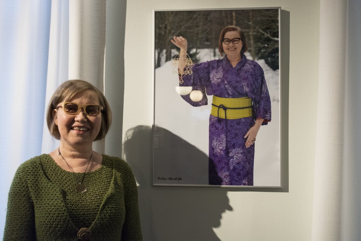 Vähäkyröläinen himmeli-taiteilija Eija Koski halusi tulla kuvatuksi kimonossa himmeli kädessä.