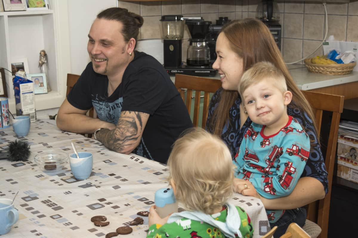 Hanna ja Kristian Huovinen keittiönsä ääressä.