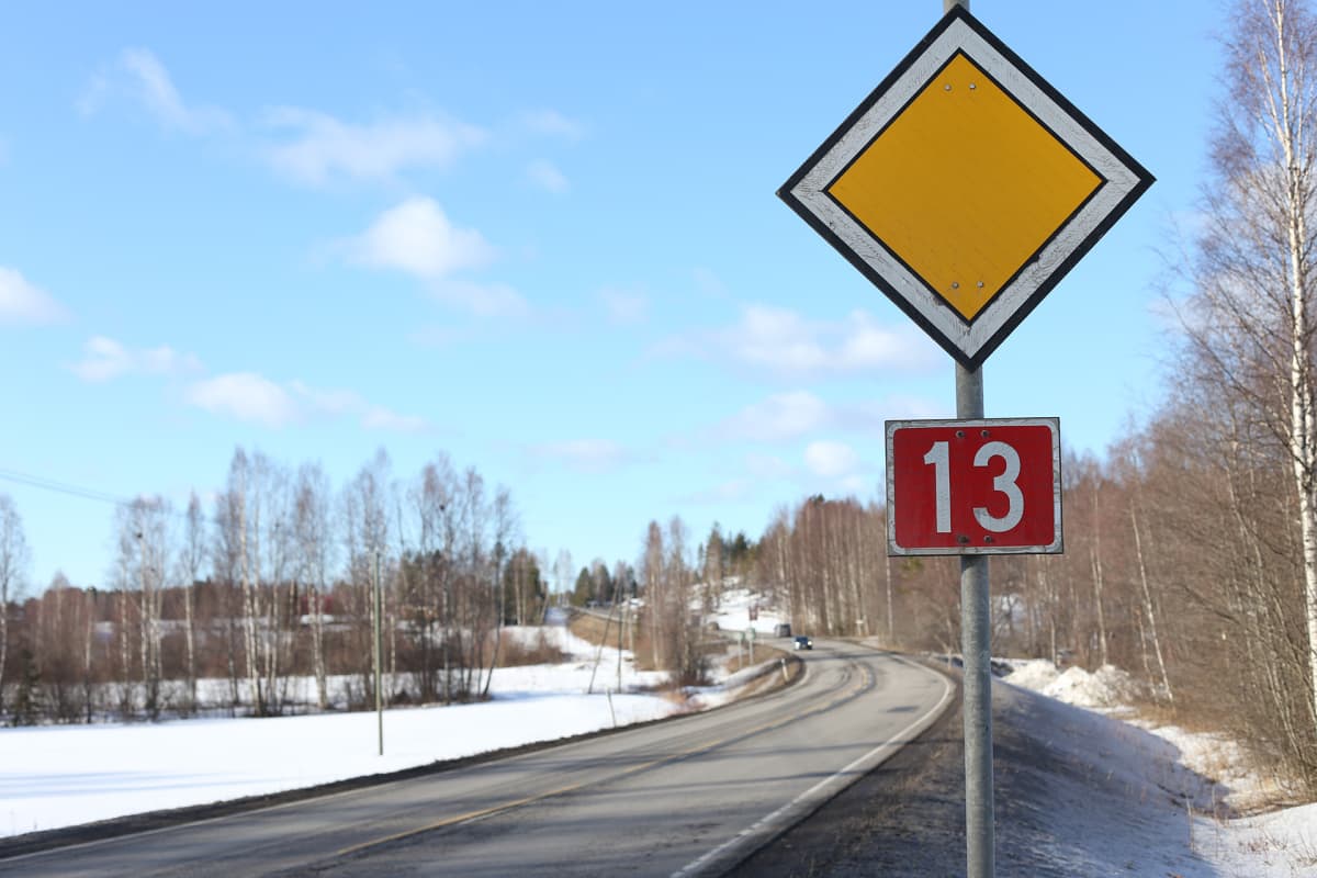 tyhjä maantie ja liikennemerkki