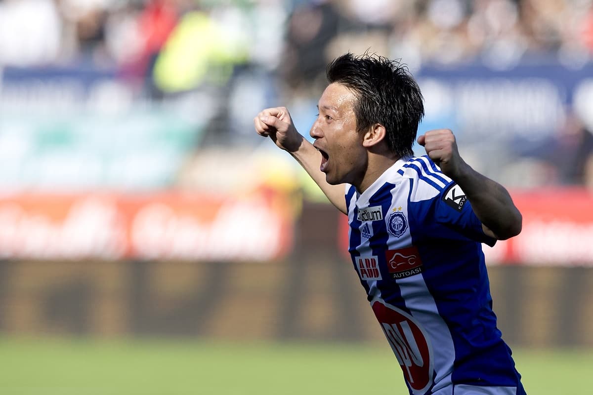 HJK:n Atomu Tanaka juhlii maalia.