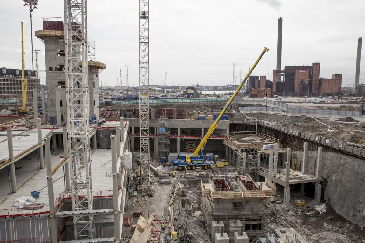Redin tornitalojen jalustoja valetaan jo Kalasatamassa. Puutarhakansi tulee korkeimman, shakkilaudan tornia muistuttavan jalustan tasolle. Tornitalo kohoaa 132 metriin.