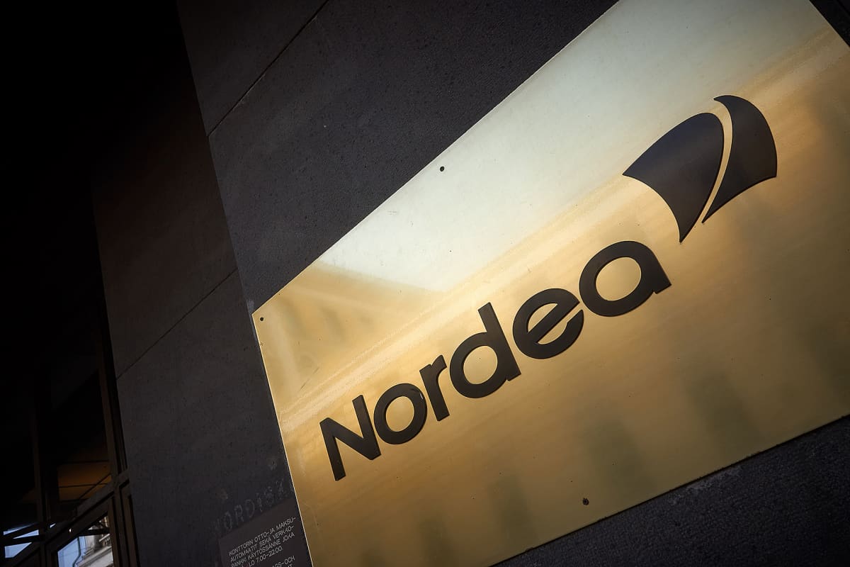Nordean kultainen kyltti Aleksanterinkadun pankkikonttorin edessä Helsingissä.