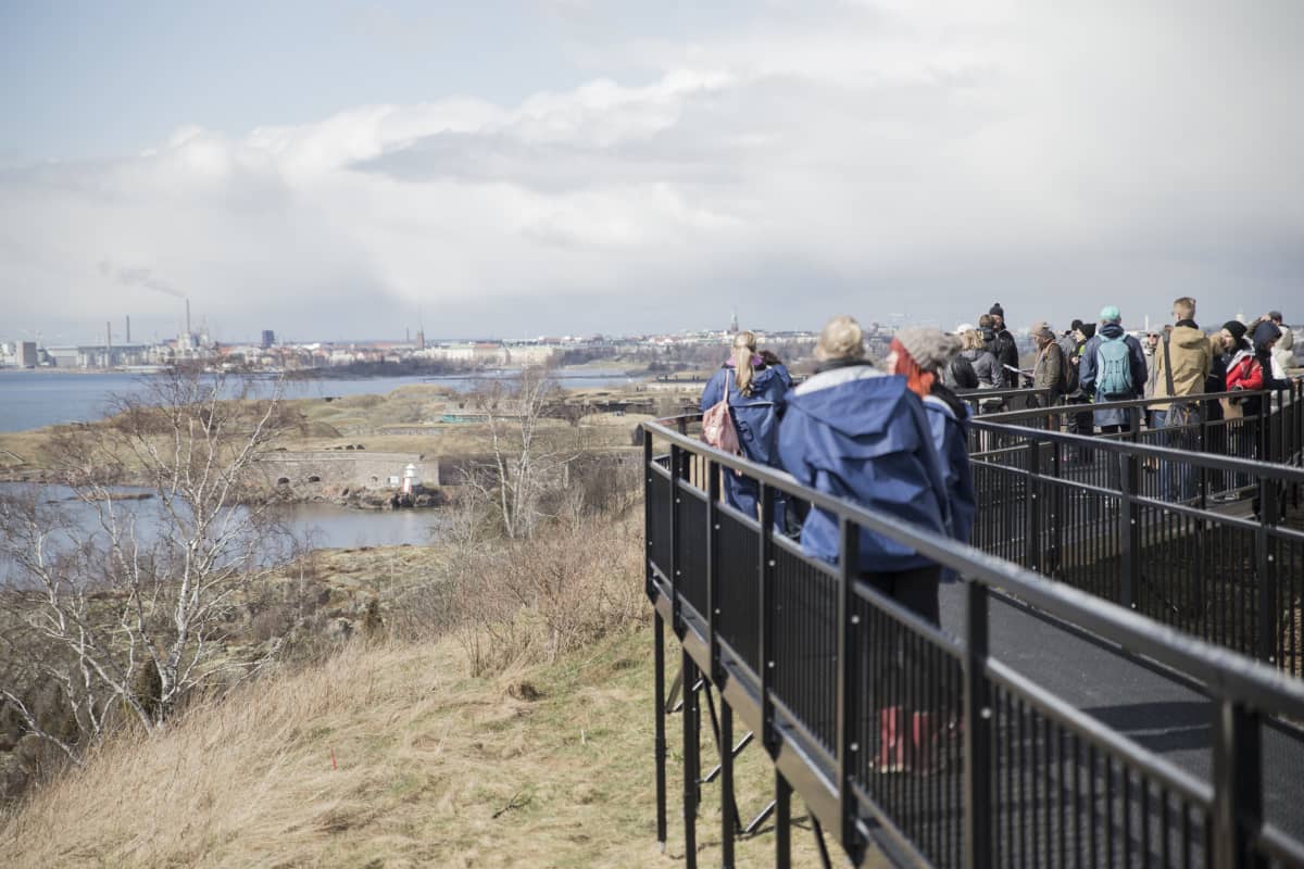 Puhdas Vallisaari-kilpailijoita Aleksanterinpatterin näköalatasanteella.