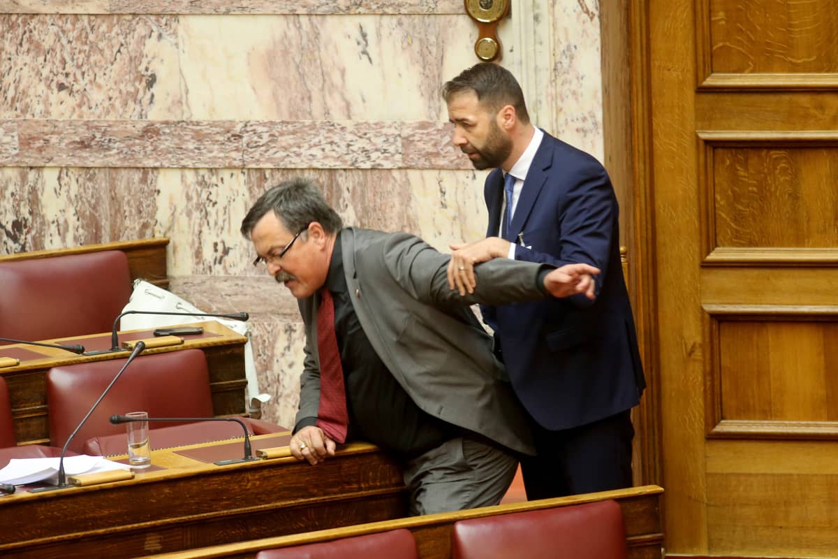 Äärioikeistolaisen Kultaisen aamunkoiton jäsen Christos Pappas poistetaan parlamenttisalista sunnuntaina. Hänen puoluetoverinsa Yannis Lagos laukoi loukkaavia kommentteja Kreikan ympäristöministeriä vastaan parlamentin keskustelun aikana.