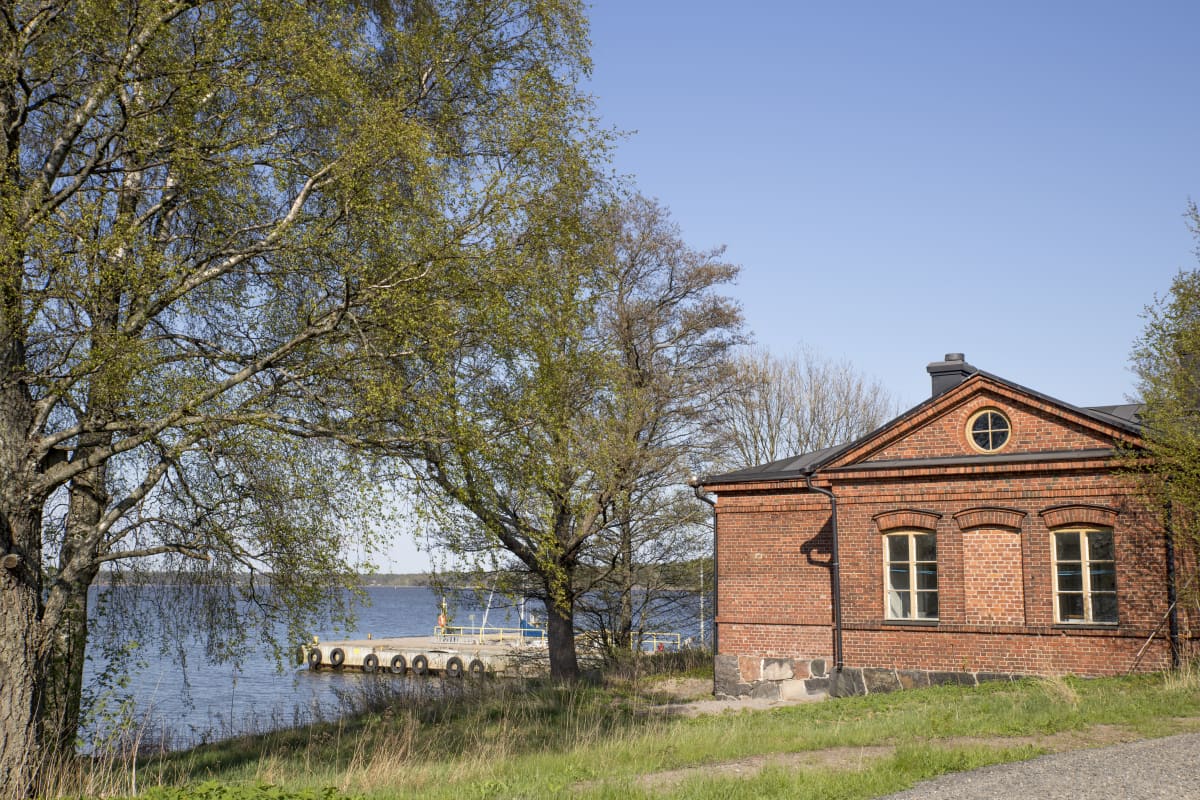 Vallisaaren päälaituri ja punatiilinen rakennus.