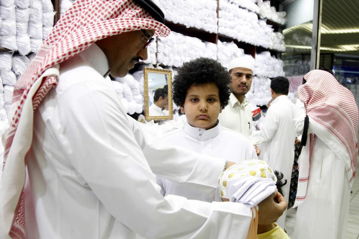 Saudimies ostaa vaatteita lapselleen Riadissa.