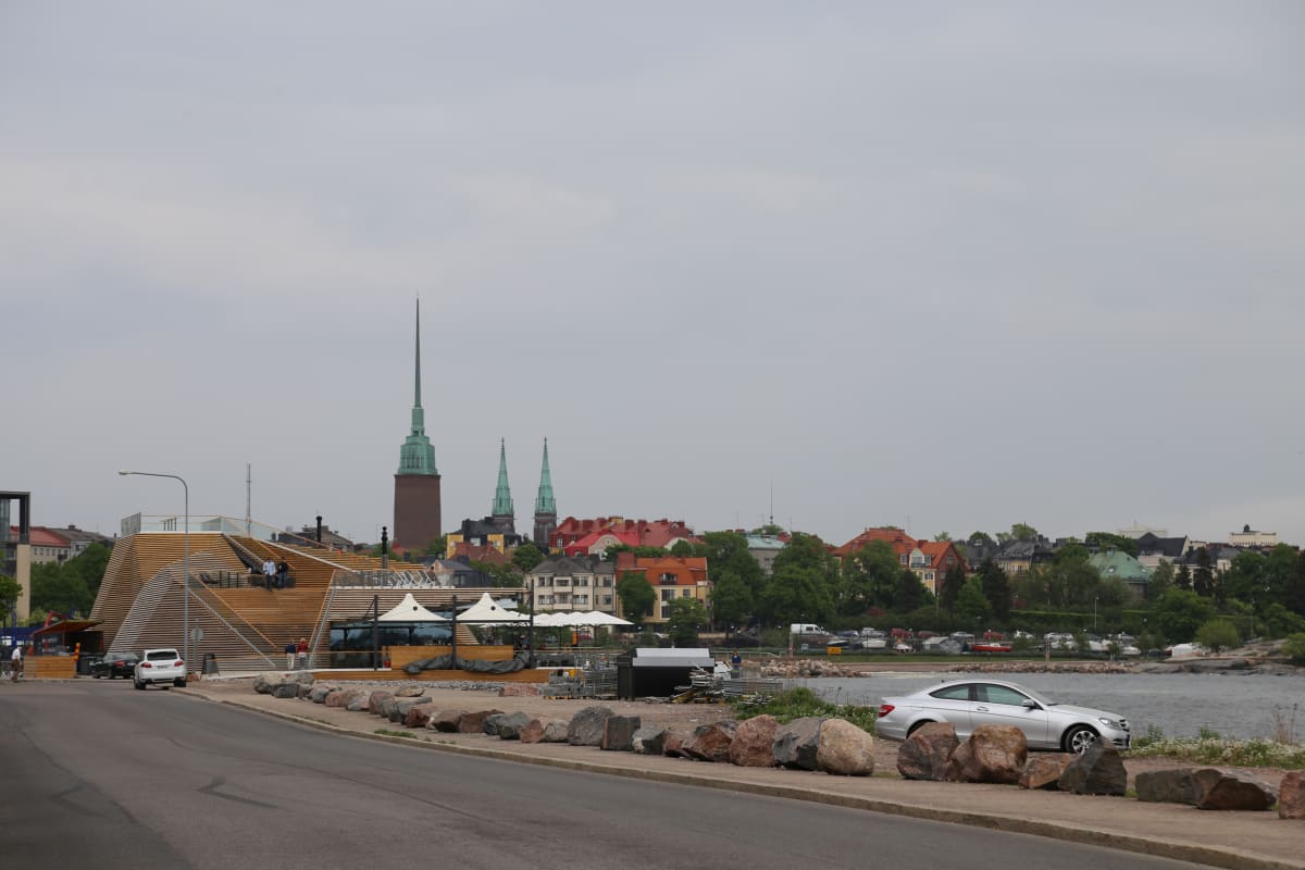 Löyly sijaitsee Helsingin Hernesaaressa meren rannalla ja lähellä keskustaa.