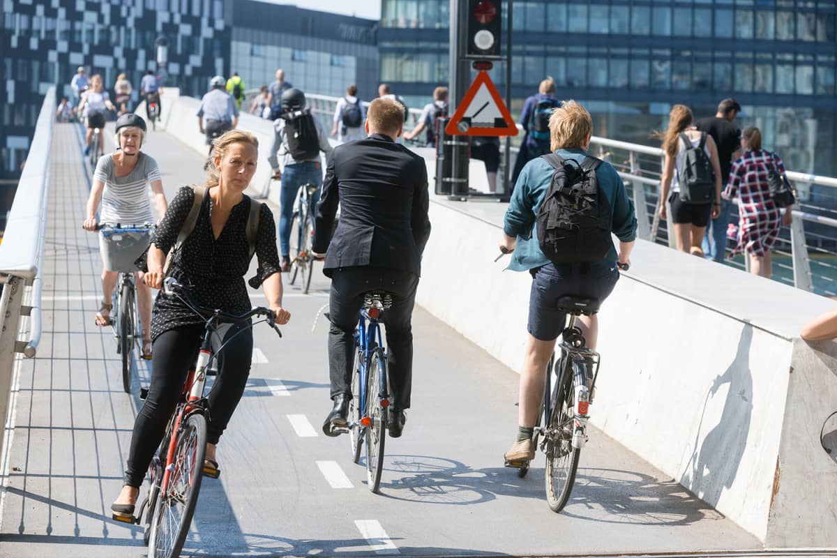 Pyöräilijöitä Kööpenhaminan keskustassa.