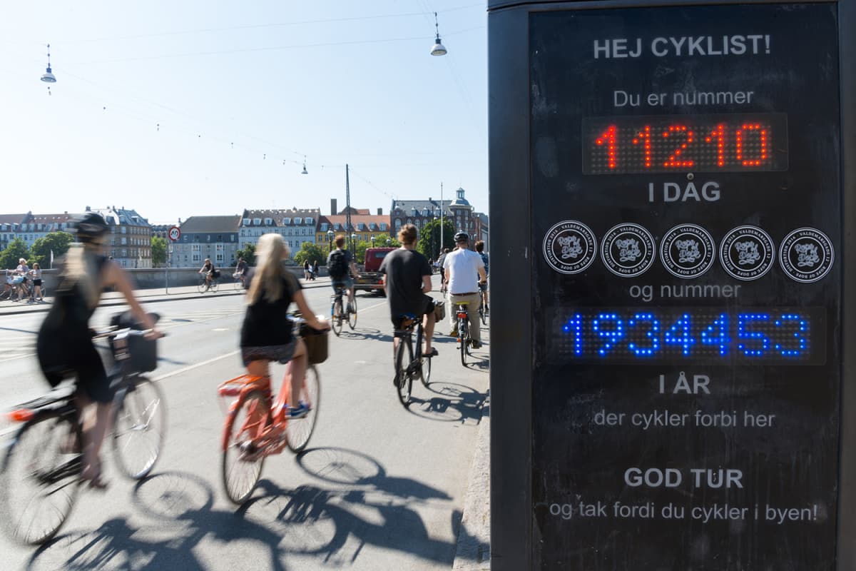 Pyöräilijöitä Kööpenhaminan keskustassa.