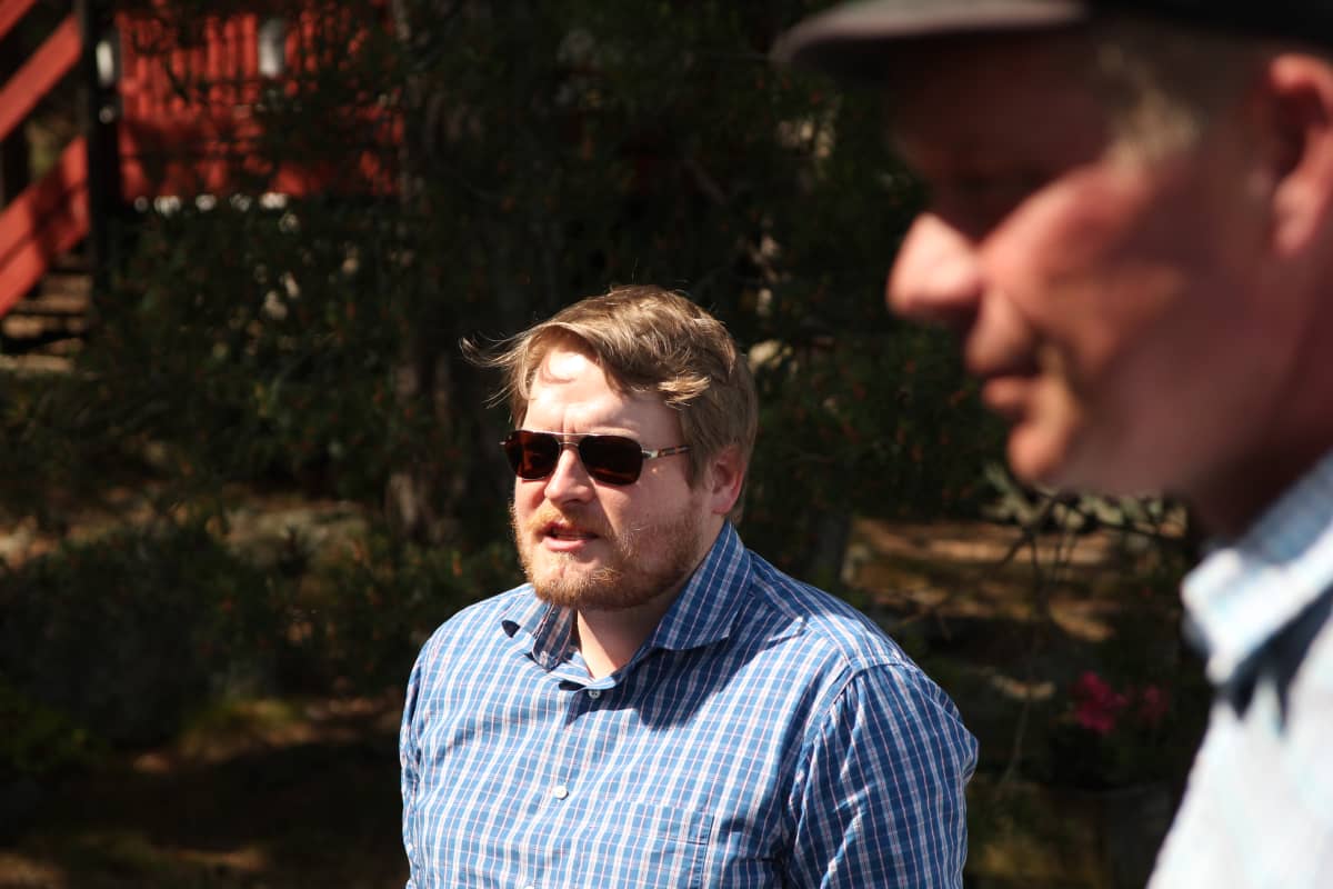Merihistorioitsija Lauri Kaira on tutkinut TTPS:n historiaa. Etualalla seuran puheenjohtaja Vesa Klén.