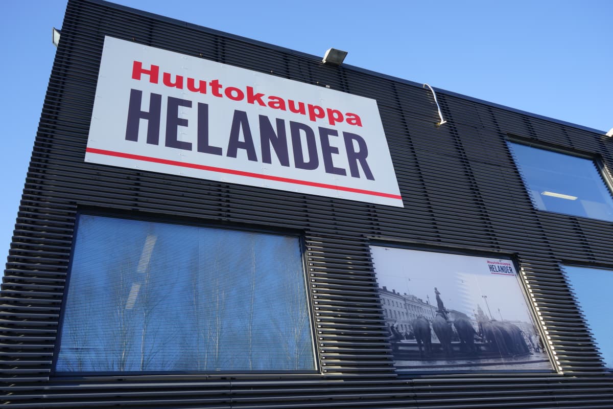 Huutokauppa Helander osti Helsinki-aiheisia vanhoja kuvia edesmenneen taksikuskin jäämistön huutokaupasta ja laittoi niitä esille toimipaikkansa ikkunoihin Helsingin Viikissä.