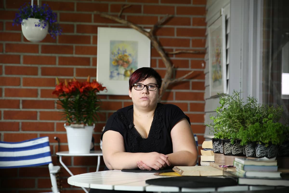 Ella-Maria Tuomela pöydän ääressä.