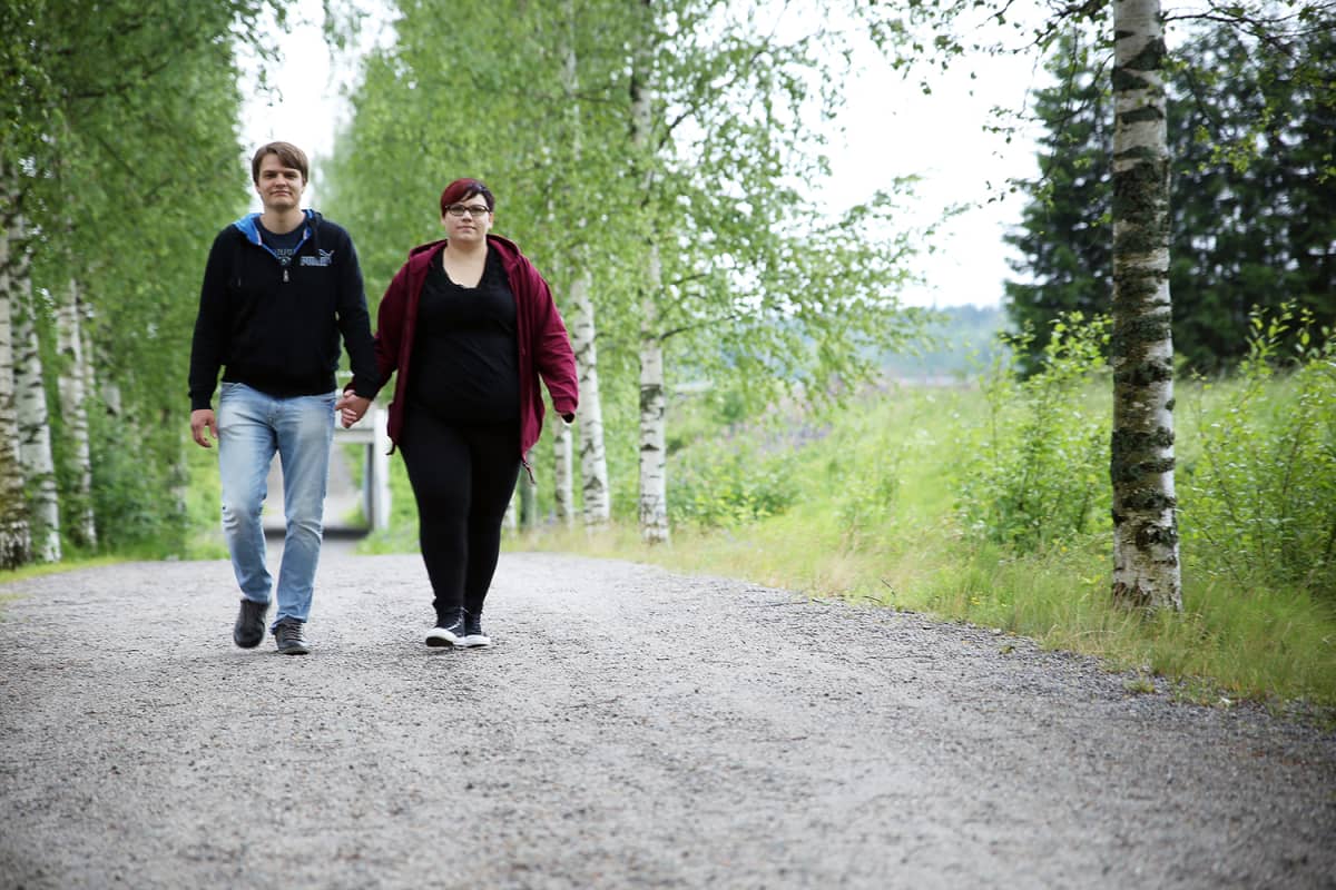 Valtteri ja Ella-Maria Tuomela kävelevät käsi kädessä.