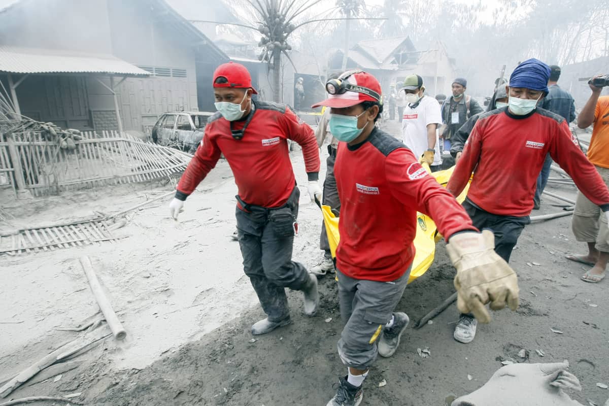 Pelastustyöntekijät siirsivät Merapin tulivuorenpurkauksen uhria Jaavalla Indonesiassa marraskuussa 2010.