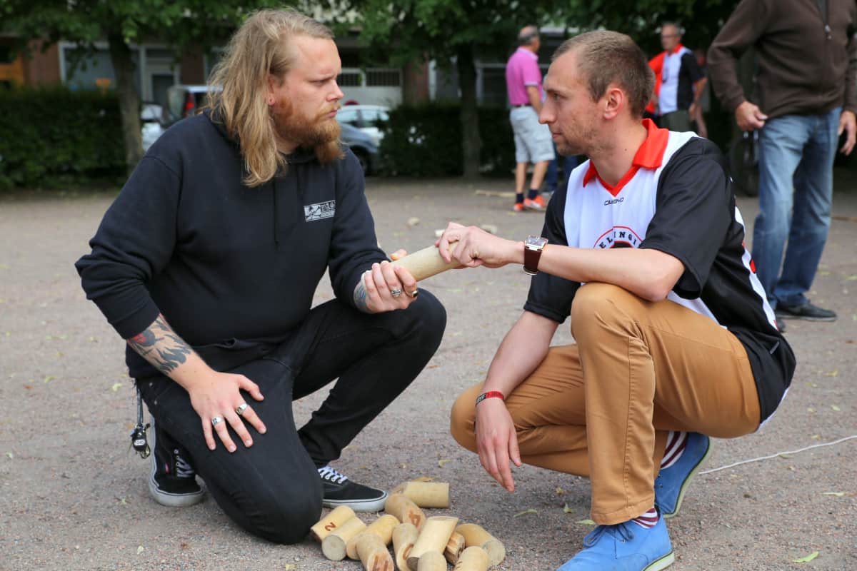Toimittaja Juhani Kenttämaa ja mestari Damien Landais Mölkyn äärellä.