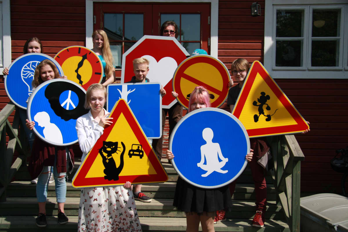 Taidekoulu Oivan uudenlaiset liikennemerkit.