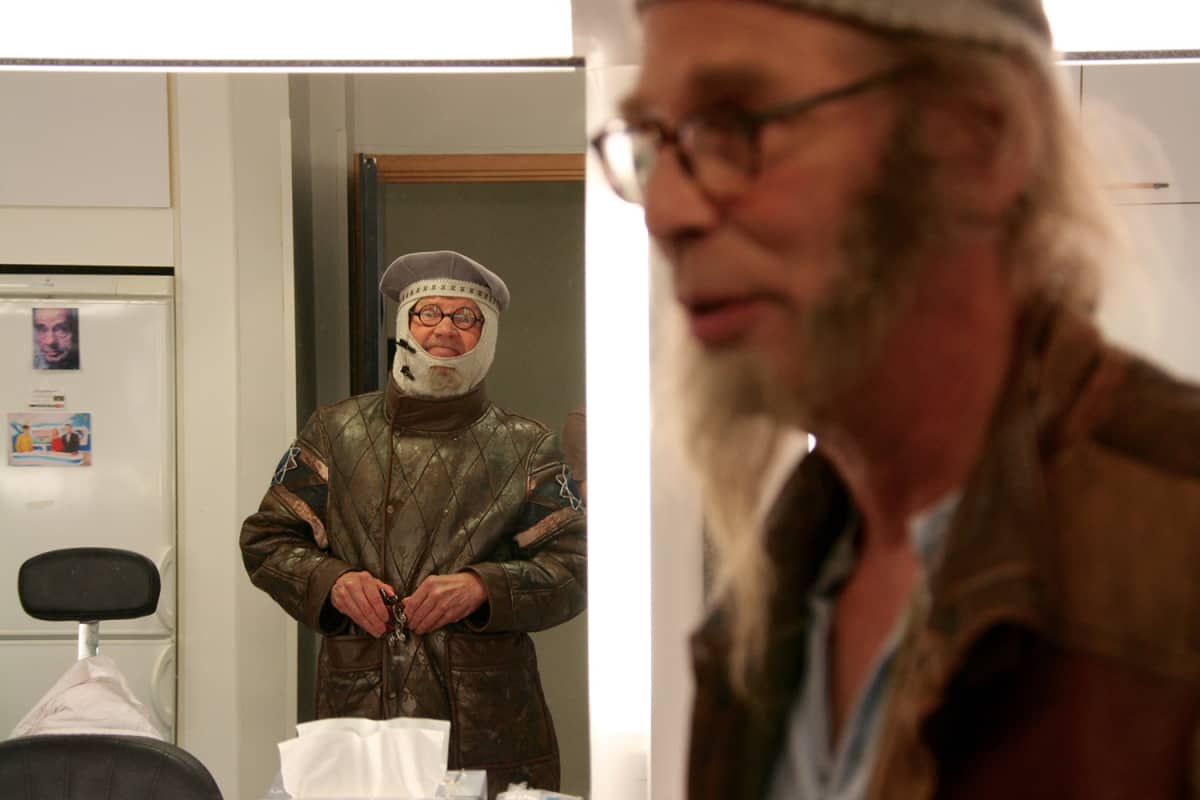 Vesa Vierikko ja Pirkka-Pekka Petelius joulukalenteriin liittyvissä rooliasuissaan.