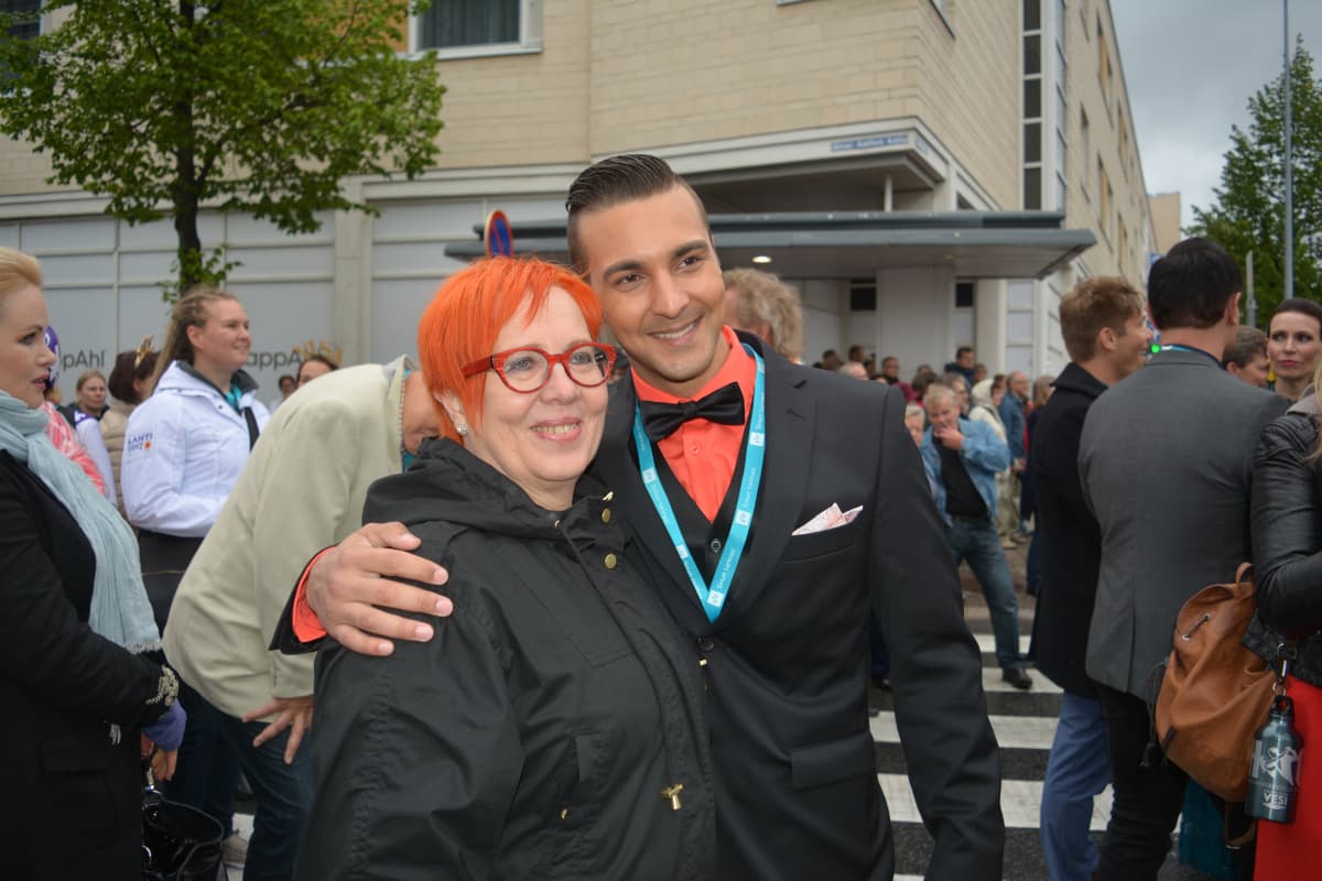 Alajärveltä Eila Ahopelto ja Benjamin Enroth halaavat.
