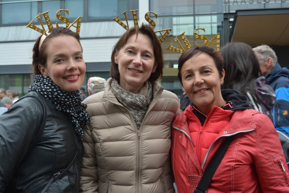 Misa Luttinen, Heidi Ahti ja Leena Hietaniemi kannustavat Visa Luttista tangokuningasfinaalin voittoon.