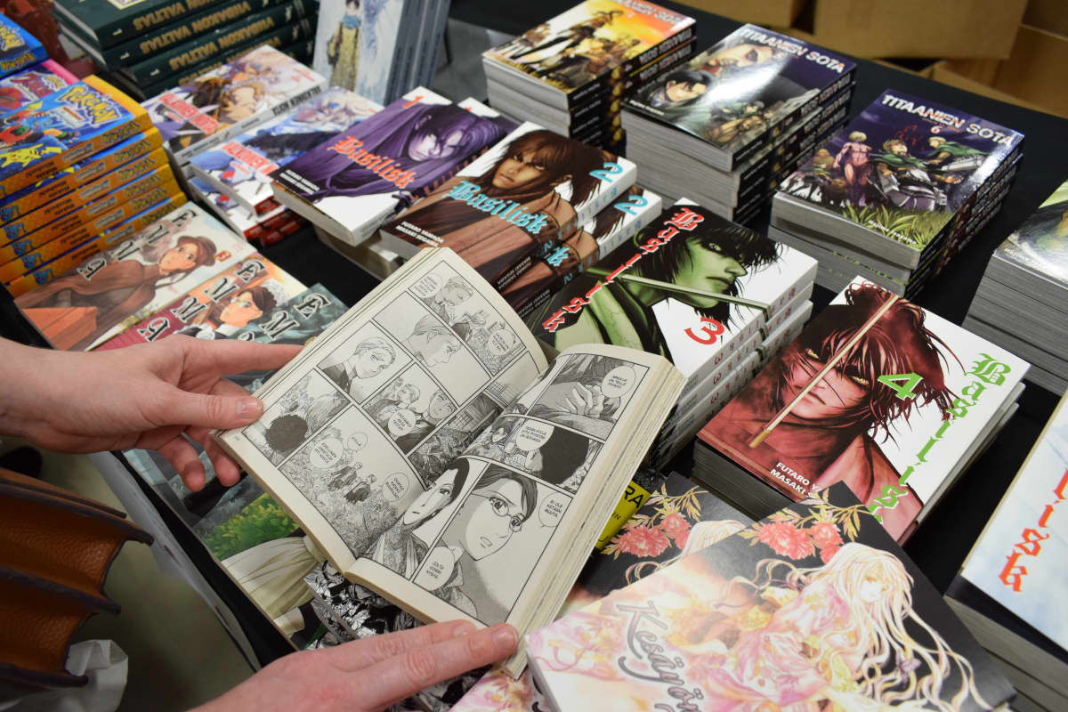 Manga-pokkareita myyntipöydällä.