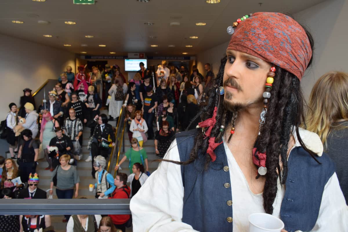 Kapteeni Jack Sparrowksi pukeutunut Animecon 2016-tapahtuman osallistuja.