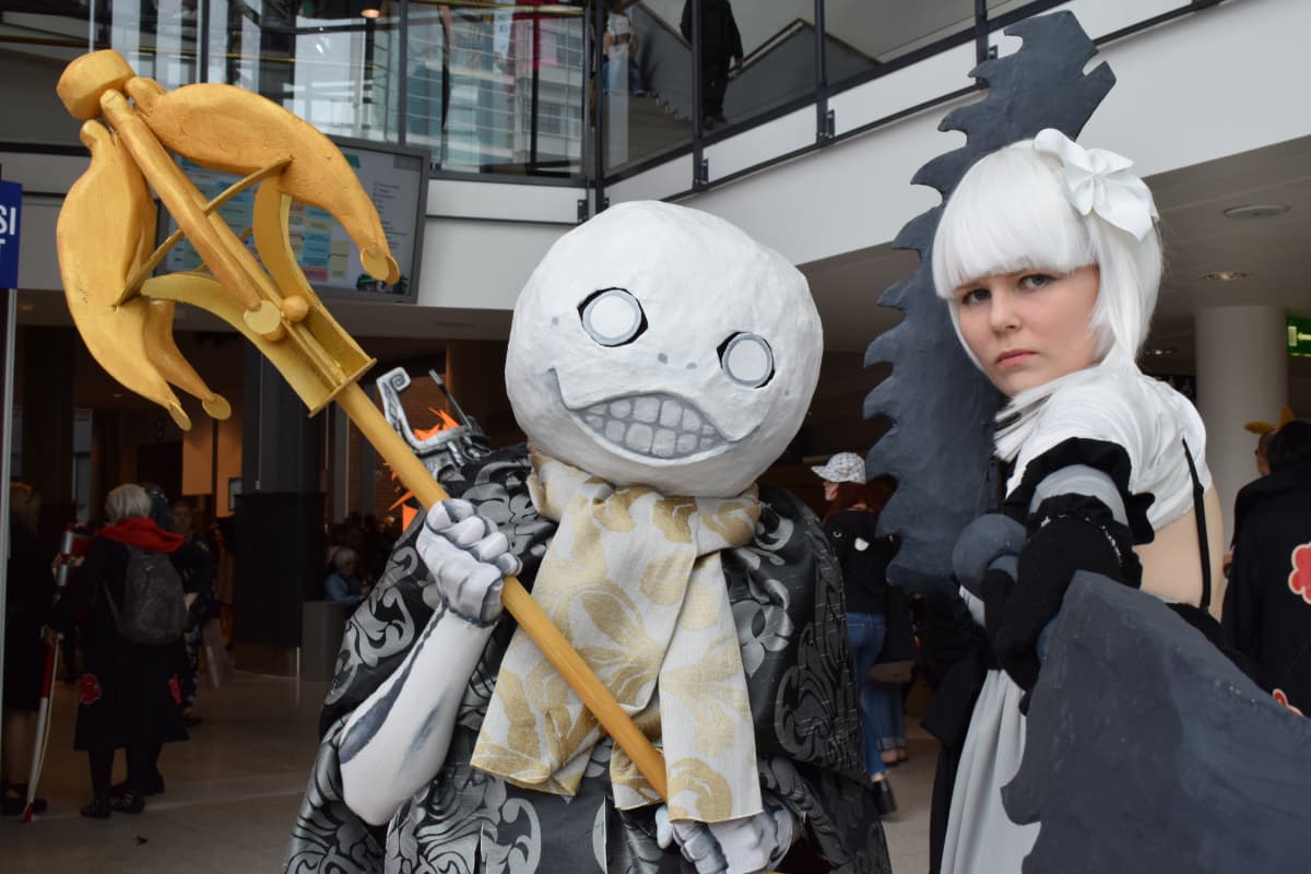 Kaksi tyttöä pelihahmoja esittävissä cosplay-asuissaan.