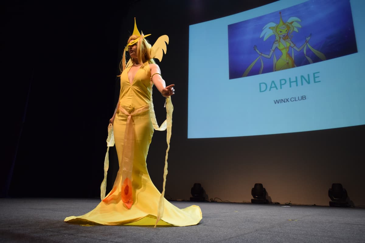 Cosplay-kisaan osallistuva tyttö esiintymislavalla.