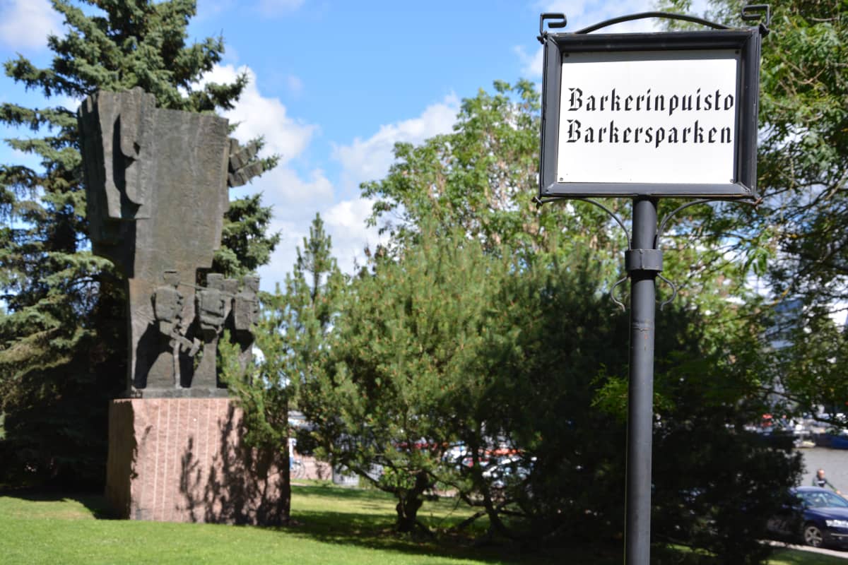 Turku työlla rakennetaan -teos Barkerinpuistossa.