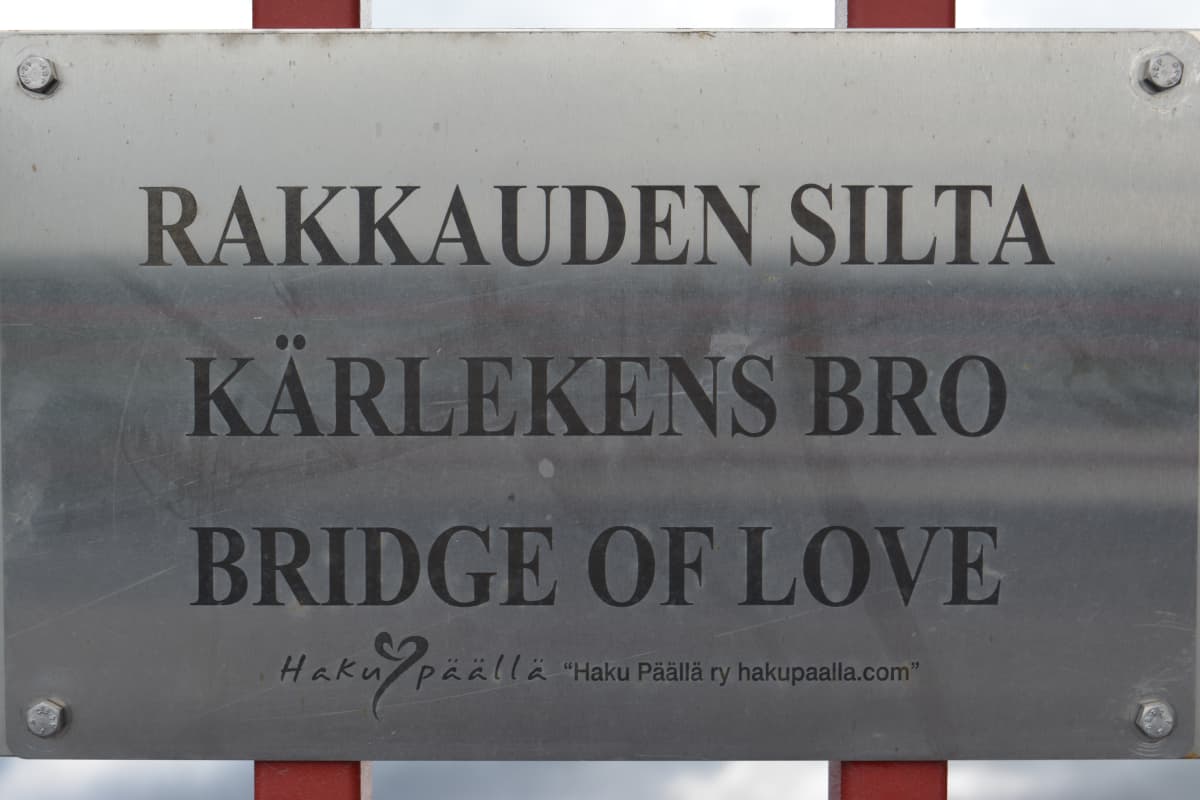 Kurikan Rakkauden Sillan kyltti