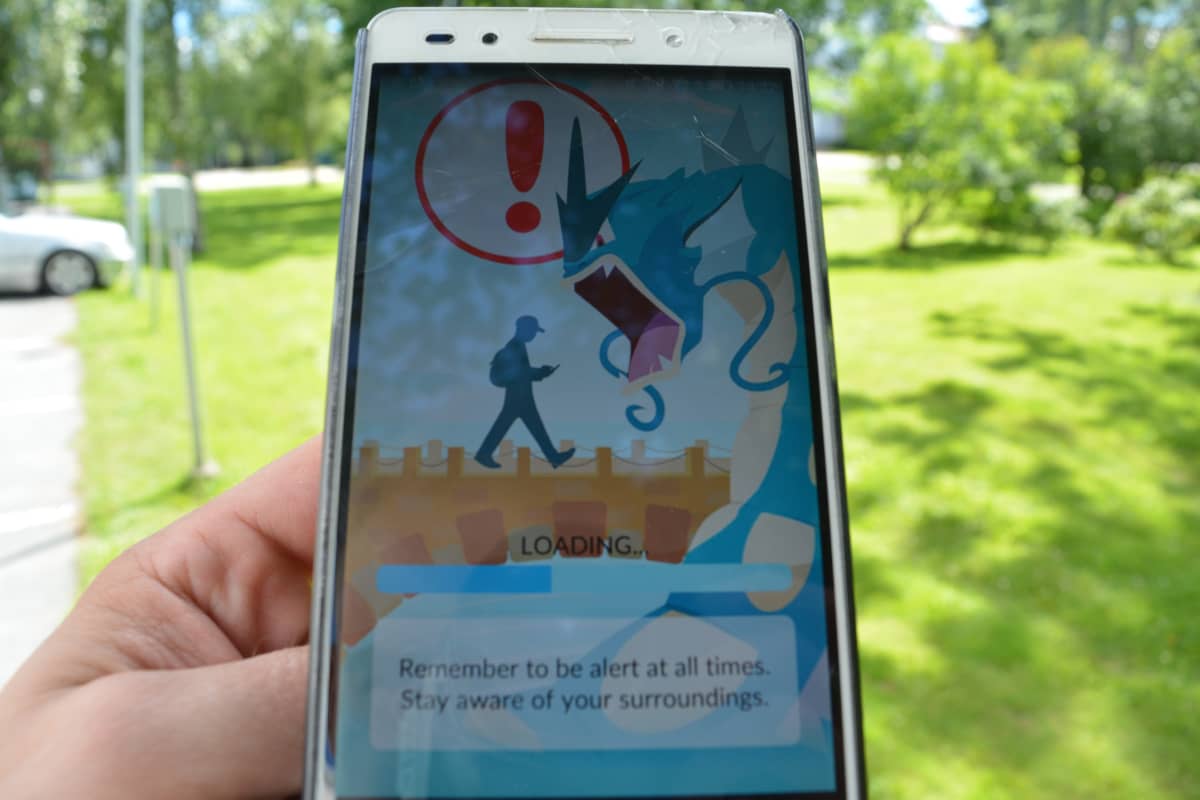Pokemon Go -peli muistuttaa pelaajaa olemaan valppaana