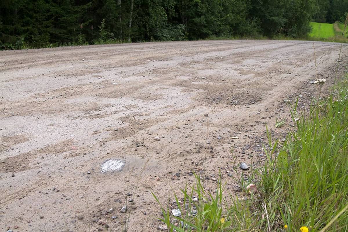 Kelirikon jälkiä ja kuoppia soratiellä.