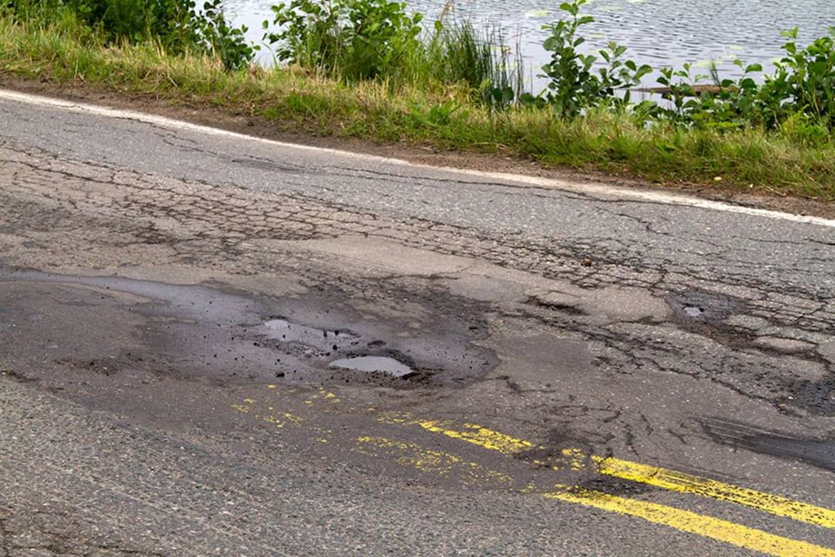 Kuoppa ja kelirikon jälkiä asfalttitiellä.