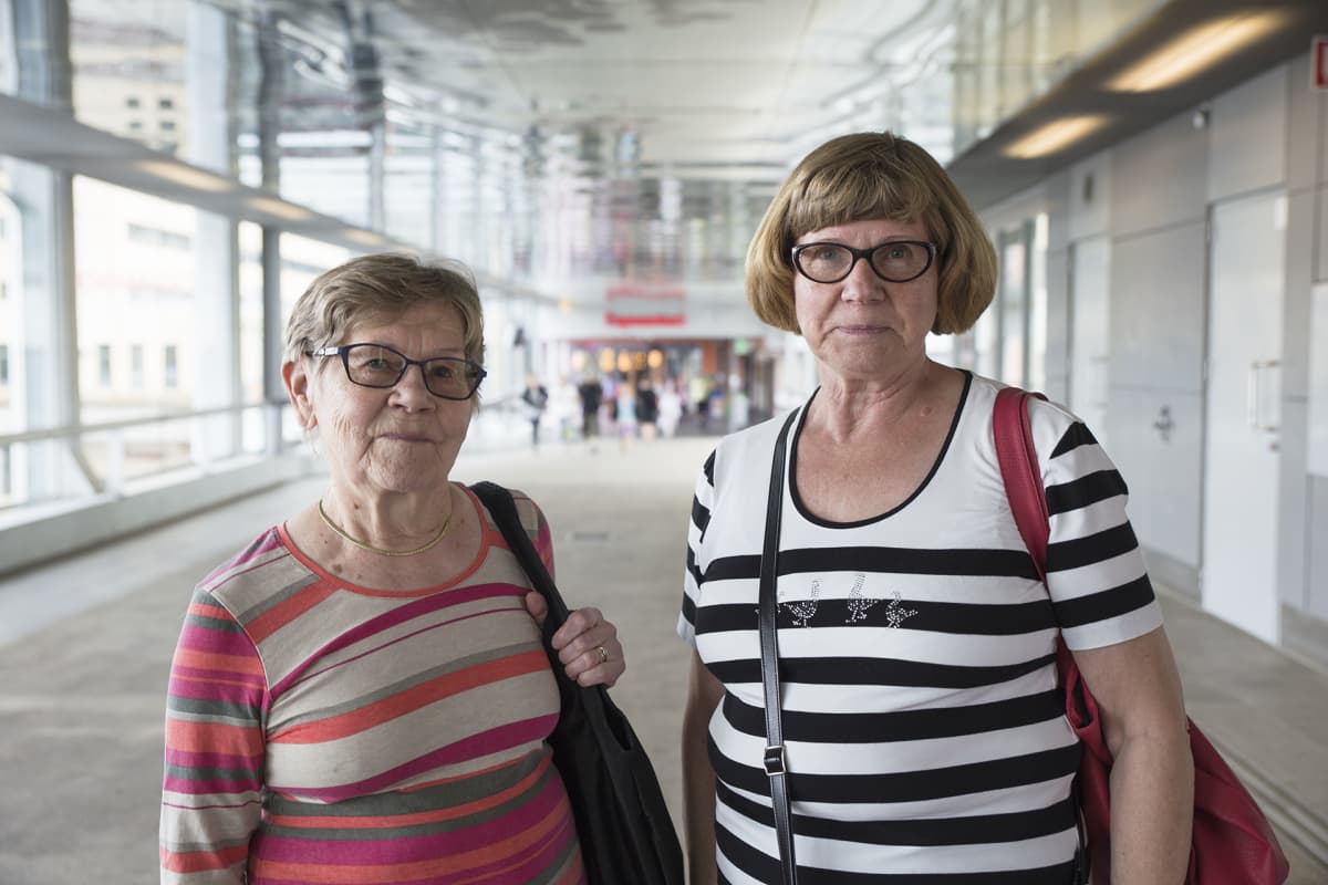 Eläkeikäiset naapurukset Helmi Lundgren ja Sinikka Eloranta viihtyvät Espoossa mainiosti.